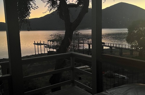 Clearlake Cottage | Charming 2-bedroom cottage with AC and WiFi in Clearlake ON THE LAKEFRONT