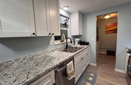 Englewood Cottage | Charming 2-bedroom cottage in Englewood minutes to the Gulf Beaches-Dog Friendly