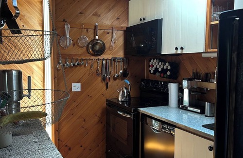 Spruce Head Cottage | Charming 2-bedroom cottage on the ocean with private beach