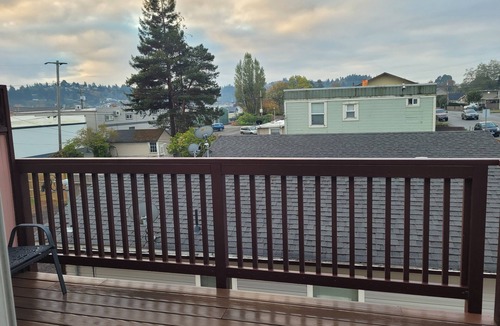 Bunker Hill Condo | Charming 2-bedroom condo in lovely Coos Bay with WiFi, AC