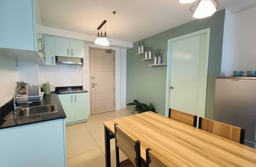 Barangay 76 Condo | Charming 2-bedroom condo in pleasant Pasay with AC, WiFi 1512