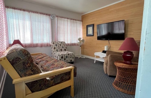 Old Lyme Cottage | Charming 2-bedroom cottage at Sound View Beach in Old Lyme