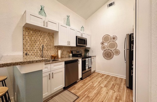 Dickinson Cottage | Charming 2-bedroom cottage in coastal San Leon near Pier 6, Topwater Grill.