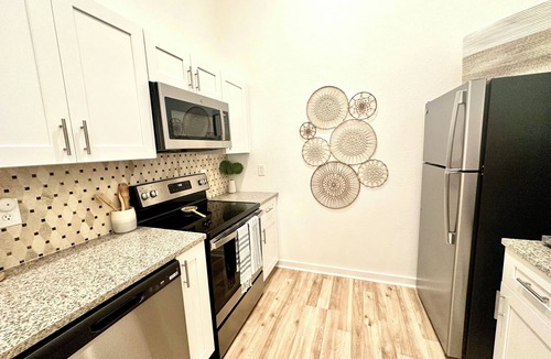 Dickinson Cottage | Charming 2-bedroom cottage in coastal San Leon near Pier 6, Topwater Grill.