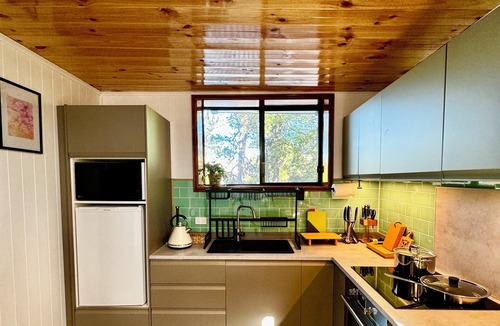 Carlingford Cottage | Charming 2-bedroom cottage with fitness room, WiFi in Epping