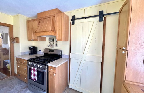 Northwest Harwich Cottage | Charming 2-bedroom cottage in fabulous Harwich with WiFi, AC