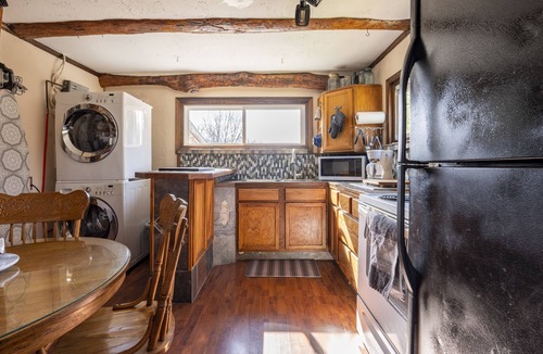West Columbia Cabin | Charming 2-bedroom Cottage,rural Southern Ohio. Porch & yard. Pet & kid friendly