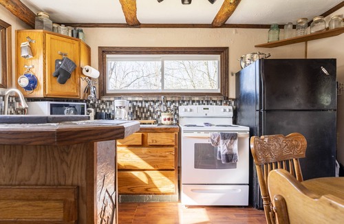 West Columbia Cabin | Charming 2-bedroom Cottage,rural Southern Ohio. Porch & yard. Pet & kid friendly