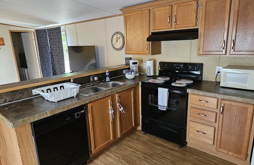 Pulaski Cottage | Charming 2-bedroom cottage located on Claytor Lake with WiFi, AC