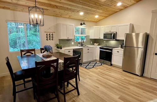 Volcano Cottage | Charming 2-bedroom cottage with a hot tub. 5 Min to Volcanoes National Park!