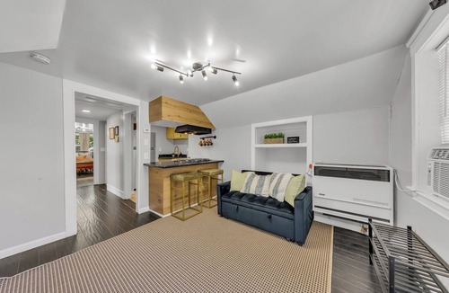 North Oak Park Apartment | Charming 2-bedroom duplex apt with WiFi, AC in peaceful Oak Park Sacramento