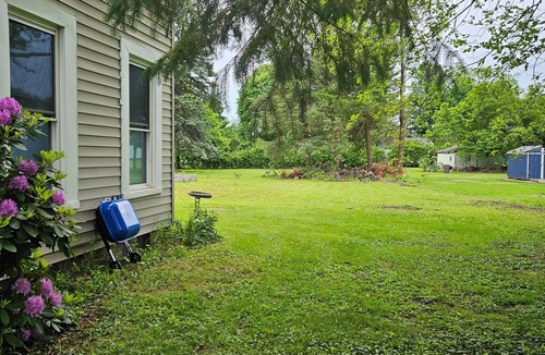Girard Apartment | Charming 2-bedroom efficiency apartment with WiFi, AC in welcoming Girard PA.