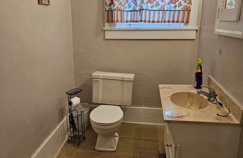 Girard Apartment | Charming 2-bedroom efficiency apartment with WiFi, AC in welcoming Girard PA.