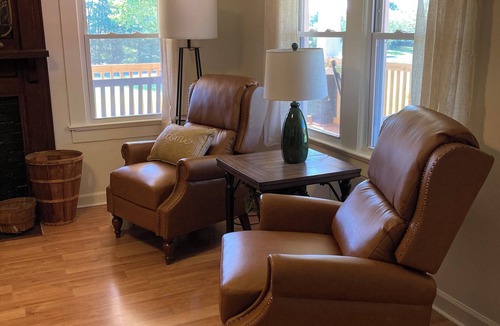 King House | Charming 2-bedroom farmhouse with an awesome view minutes from Hanging Rock