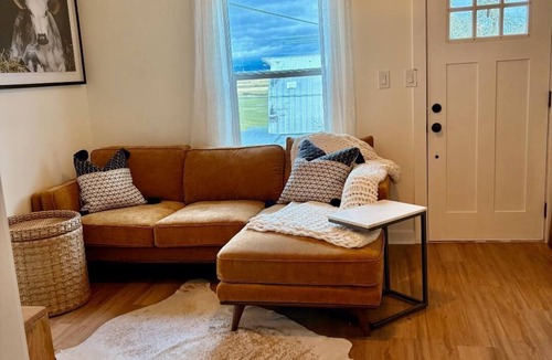 Seattle Hill-Silver Firs House | Charming 2-bedroom farmhouse with AC, WiFi in the charming town of Snohomish!