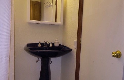 Willamina House | Charming 2-bedroom farmhouse in Willamina's relaxing countryside.