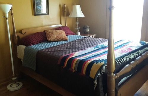 Bradford House | Charming 2-bedroom farmhouse in the country -Bradford with AC, WiFi