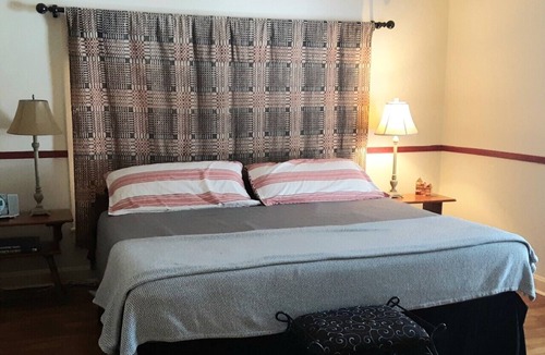 Bradford House | Charming 2-bedroom farmhouse in the country -Bradford with AC, WiFi