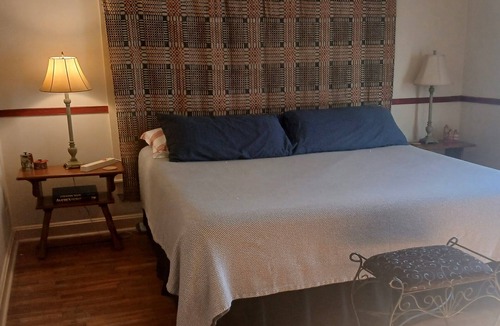 Bradford House | Charming 2-bedroom farmhouse in the country -Bradford with AC, WiFi