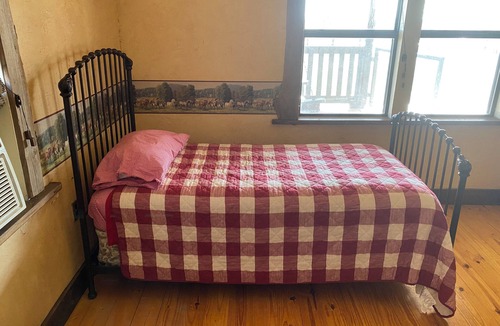 Samnorwood House | Charming 2-bedroom farmhouse in Shamrock, TX