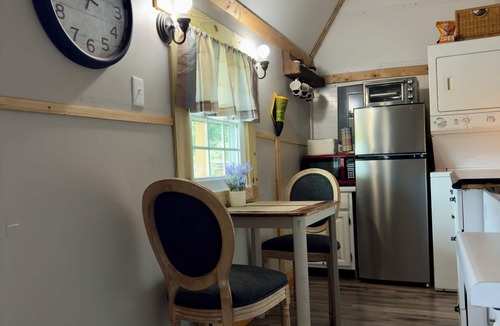 Decherd House | Charming 2-bedroom farmhouse near The Caverns and Woods Reservoir Lake
