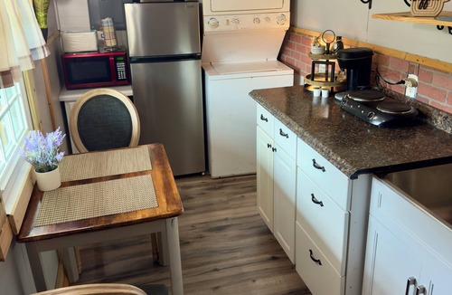 Decherd House | Charming 2-bedroom farmhouse near The Caverns and Woods Reservoir Lake