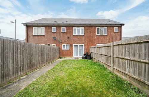 Gravesend House | Charming 2-Bedroom House in Northfleet