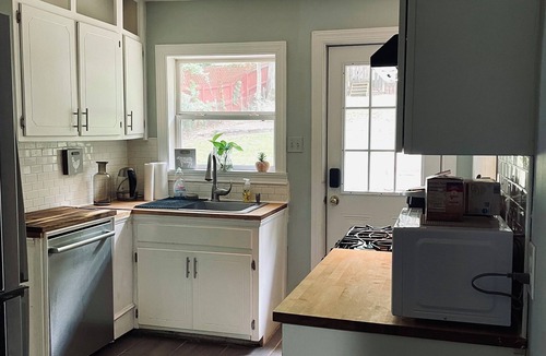 Glen Iris House | Charming 2-bedroom house in Historic Glen Iris! 5min to downtown, fenced yard!