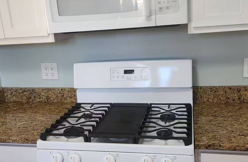 Roselawn Finance House | Charming 2-bedroom house can walk to movies or restaurants or coffeeshops