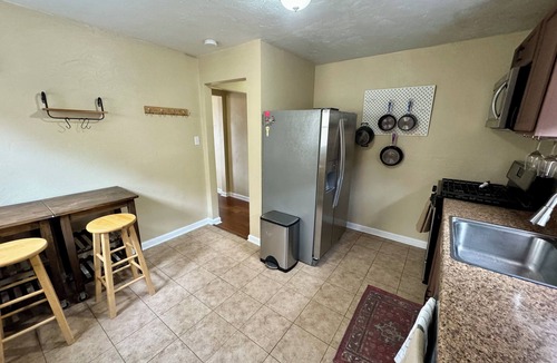 Brookline House | Charming 2-bedroom house with AC, WiFi in Pittsburgh