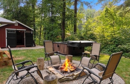Fiskdale House | Charming 2-bedroom house in Terrific Sturbridge with AC