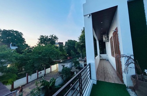 Allahabad House | Charming 2-bedroom house in welcoming Prayagraj with AC, WiFi On main road.