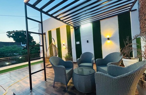 Allahabad House | Charming 2-bedroom house in welcoming Prayagraj with AC, WiFi On main road.
