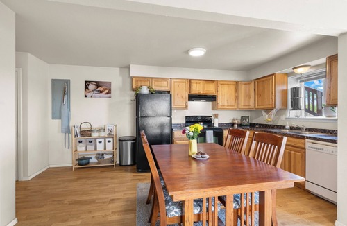 Pendleton House | Charming 2-bedroom house atop Main Street