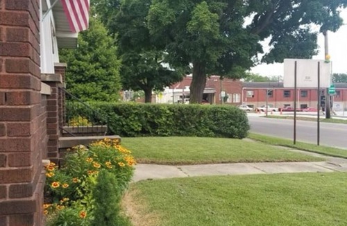 Princeton House | Charming 2-bedroom house in Princeton with 2 queen beds, full kitchen and porch!