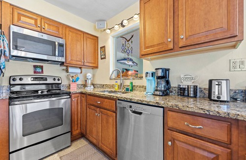Little Venice House | Charming 2-bedroom house in beautiful Marathon with Swim Spa, Dock, Pets Welcome