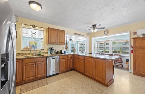 Little Venice House | Charming 2-bedroom house in beautiful Marathon with Swim Spa, Dock, Pets Welcome