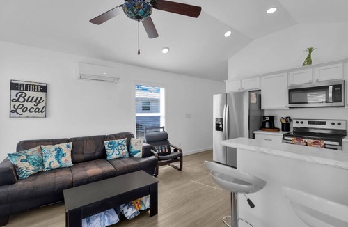 Marathon House | Charming 2-bedroom house in Marathon with pool