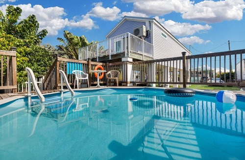 Marathon House | Charming 2-bedroom house in Marathon with pool