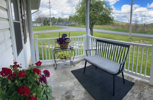 Meadow Bluff House | Charming 2-bedroom house in Crawley with office space —conveniently located