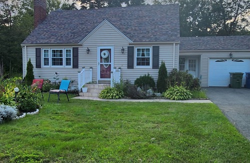 Windsor House | Charming 2-bedroom house with WiFi, AC in delightful Windsor.