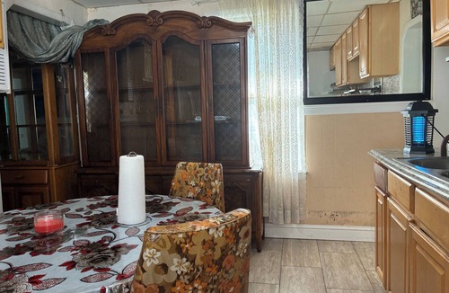 Hopelawn House | Charming 2-bedroom house with fitness room and AC in pleasant Edison