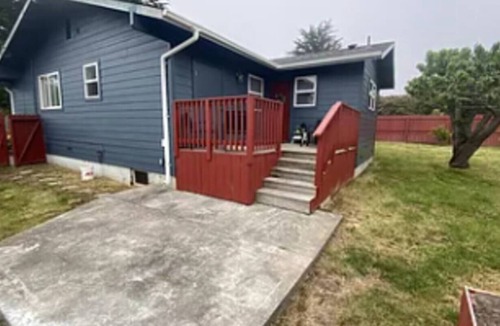 Humboldt Hill House | Charming 2-bedroom house in beautiful Eureka with private fenced in yard