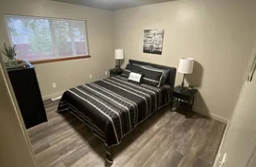 Humboldt Hill House | Charming 2-bedroom house in beautiful Eureka with private fenced in yard