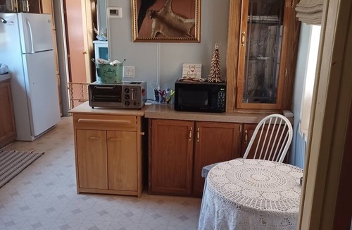 Oatman House | Charming 2-bedroom house with AC, WiFi in welcoming Oatman