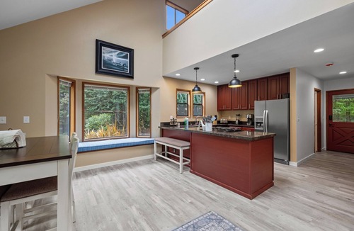 South Colby House | Charming 2-bedroom house on Vashon with a private yard and easy access to town