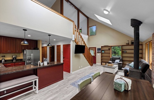 South Colby House | Charming 2-bedroom house on Vashon with a private yard and easy access to town