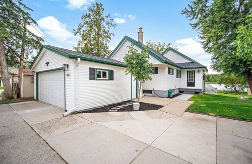 West Bend House | Charming 2-bedroom Lake House in West Bend