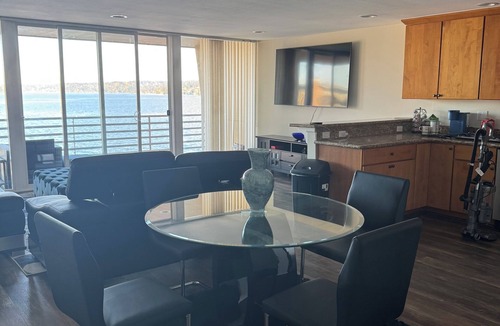 Dunlap Condo | Charming 2-bedroom lakefront condo in Seattle. Top-floor unit.