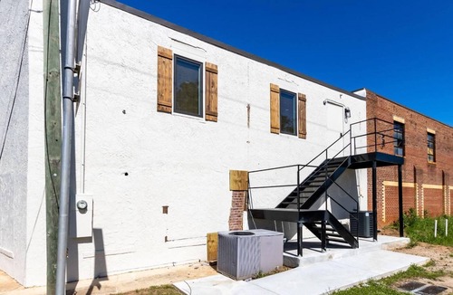 Jay House | Charming 2-bedroom Loft with AC, WiFi in lovely Jay